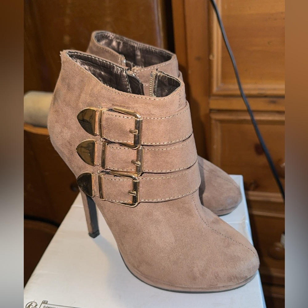 Highhill ankle bootys